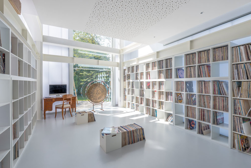 他の地域にあるコンテンポラリースタイルのおしゃれなホームオフィス・書斎 (白い壁、自立型机、白い床) の写真
