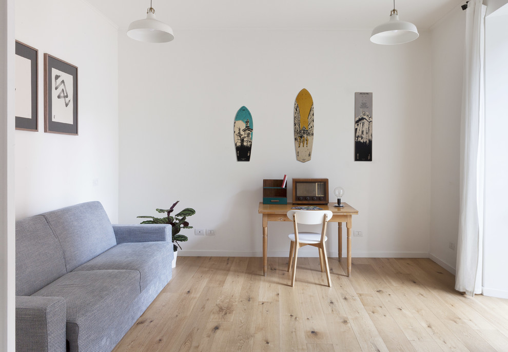 Esempio di un piccolo atelier nordico con pareti bianche, parquet chiaro, scrivania autoportante e pavimento marrone