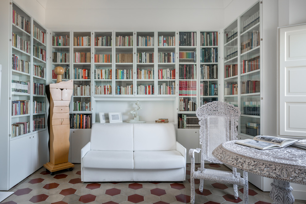 Kleines Mediterranes Lesezimmer ohne Kamin mit weißer Wandfarbe, Keramikboden, freistehendem Schreibtisch und buntem Boden in Catania-Palermo
