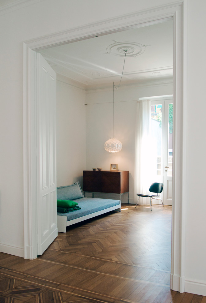Imagen de despacho contemporáneo de tamaño medio con paredes blancas y suelo de madera en tonos medios