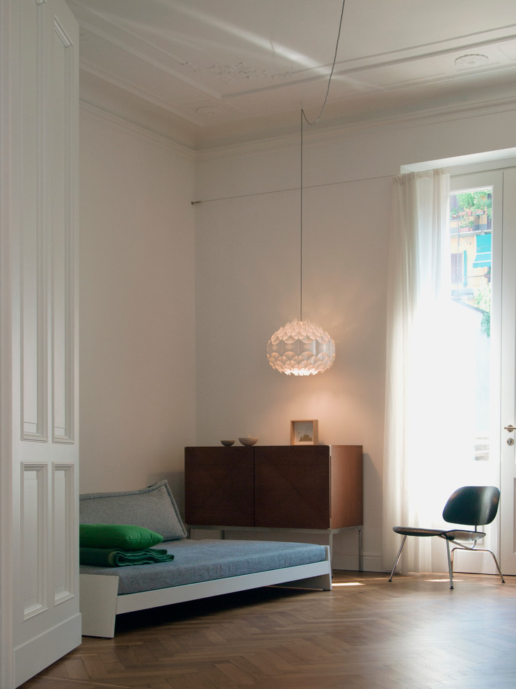 Immagine di uno studio design di medie dimensioni con pareti bianche e pavimento in legno massello medio