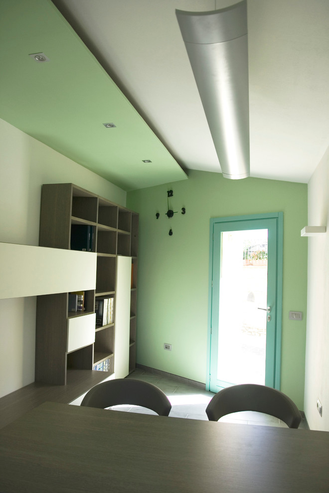 カリアリにある低価格の小さなコンテンポラリースタイルのおしゃれな書斎 (緑の壁、セラミックタイルの床、自立型机) の写真