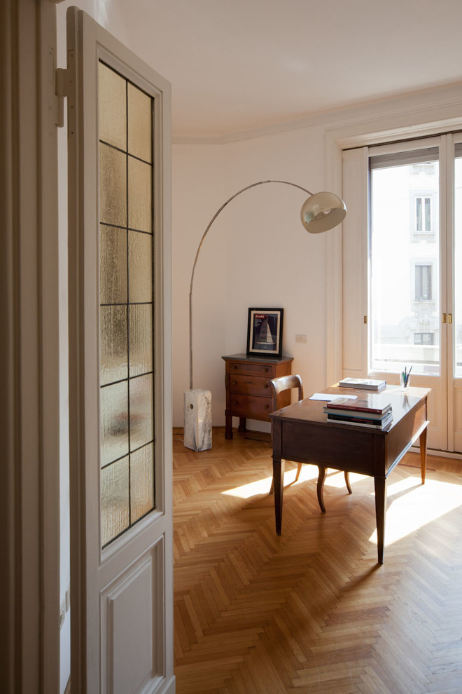 This is an example of a traditional home office in Milan.