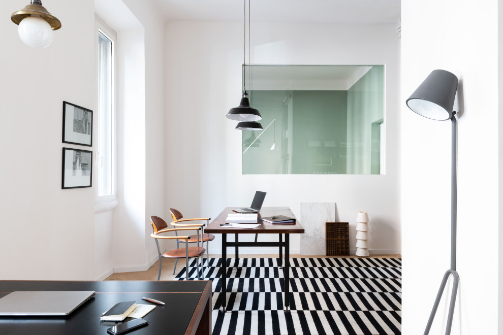 Foto di un ufficio design di medie dimensioni con pareti bianche, parquet chiaro, scrivania autoportante e pavimento beige
