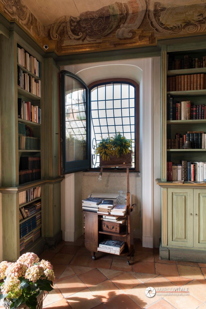 Ejemplo de despacho clásico grande con paredes beige, suelo de baldosas de terracota y suelo marrón