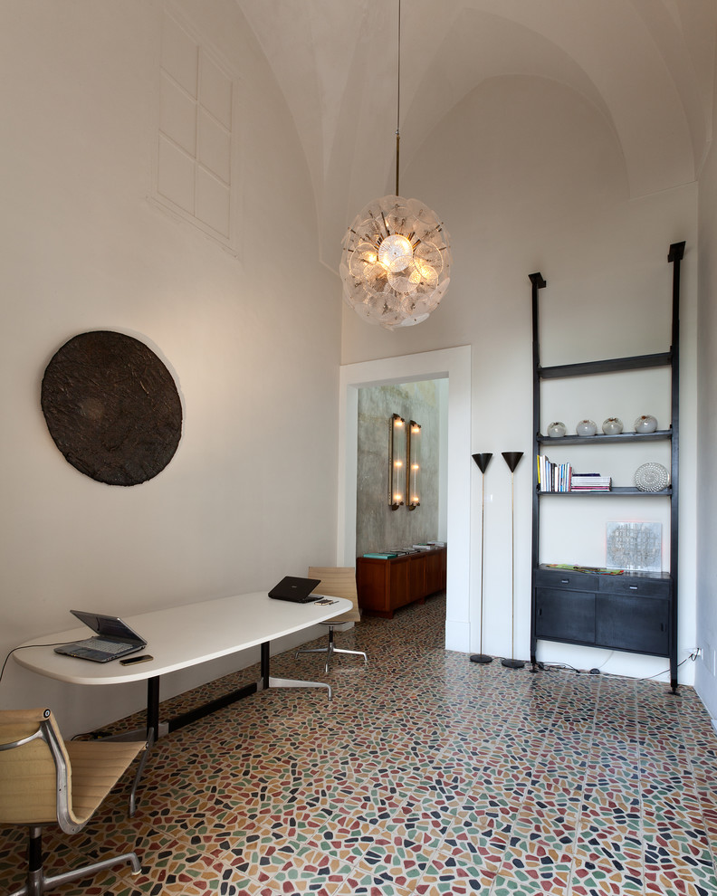 Immagine di un atelier minimalista di medie dimensioni con pareti bianche e scrivania autoportante