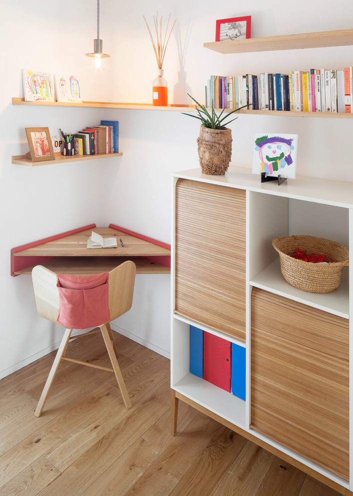 Inspiration för moderna arbetsrum, med vita väggar, ljust trägolv och ett inbyggt skrivbord