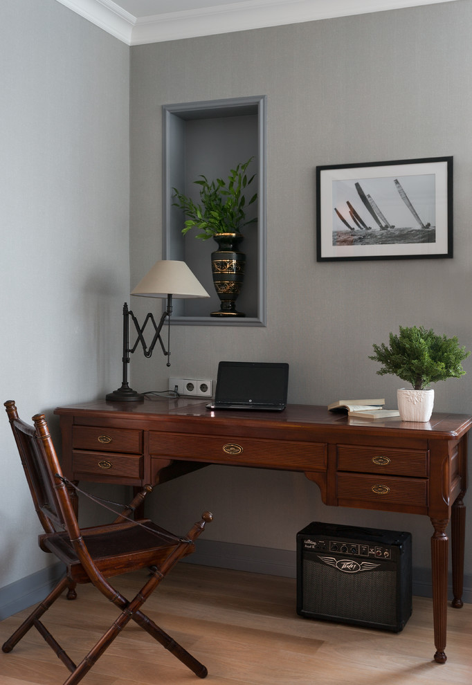 Idee per un piccolo ufficio classico con pareti grigie, parquet chiaro, scrivania autoportante e pavimento beige