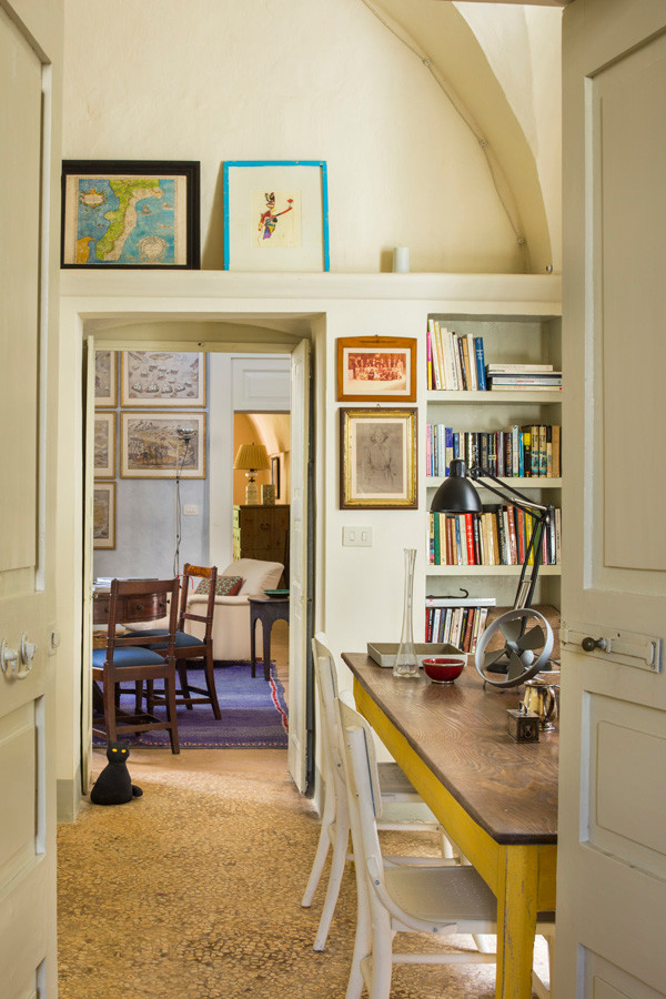 Réalisation d'un très grand bureau méditerranéen avec une bibliothèque ou un coin lecture, un mur beige et un sol beige.
