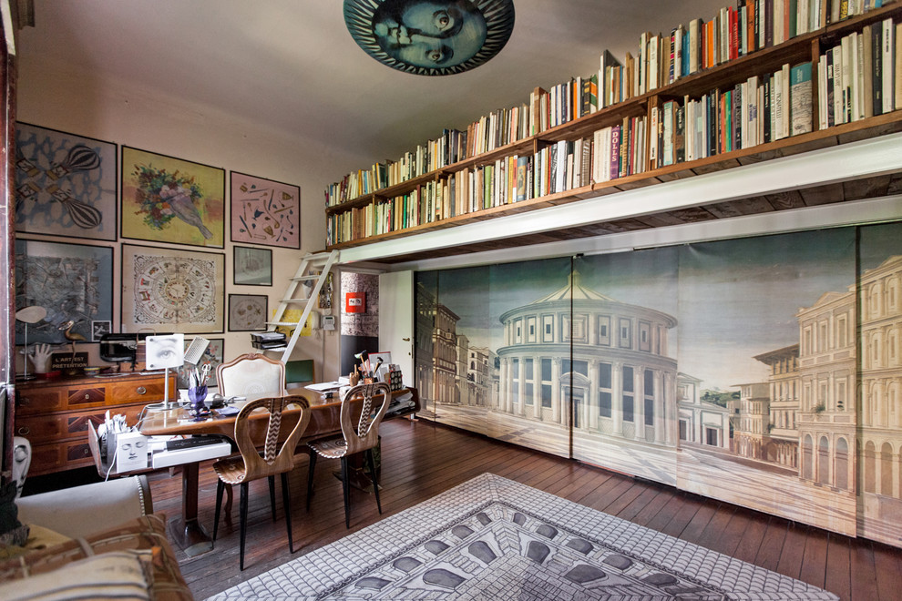 Inspiration för ett stort eklektiskt hemmastudio, med vita väggar, mellanmörkt trägolv och ett fristående skrivbord
