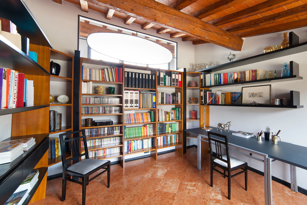 Idee per uno studio mediterraneo con libreria, pareti bianche, scrivania autoportante e pavimento marrone