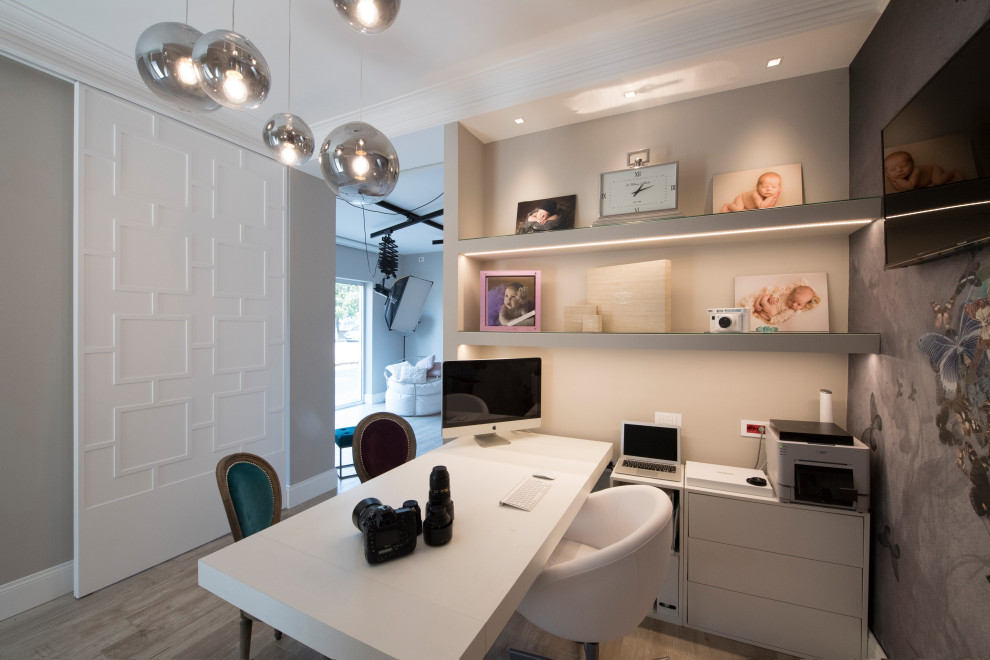 Immagine di un ufficio contemporaneo di medie dimensioni con pareti grigie, parquet chiaro, scrivania autoportante e pavimento beige