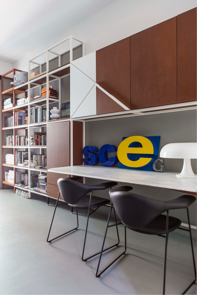 Idee per uno studio moderno con scrivania incassata e pavimento grigio