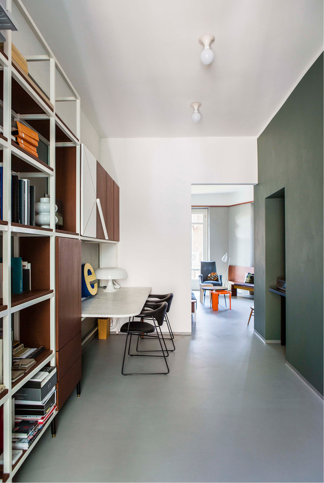 Idee per un atelier minimalista di medie dimensioni con pareti multicolore e scrivania incassata