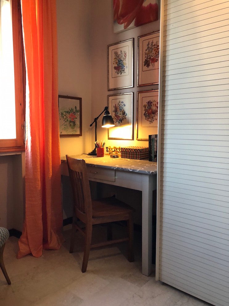 Cette photo montre un petit bureau éclectique de type studio avec un mur gris, un sol en marbre, un bureau indépendant et un sol beige.
