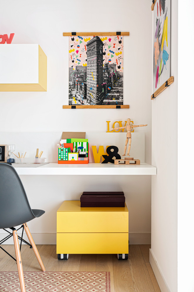 Exemple d'un bureau tendance de taille moyenne avec un mur blanc et un sol beige.