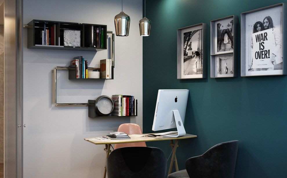 Kleines Arbeitszimmer ohne Kamin mit Arbeitsplatz, bunten Wänden, dunklem Holzboden, freistehendem Schreibtisch, braunem Boden und Holzdielenwänden in Cagliari