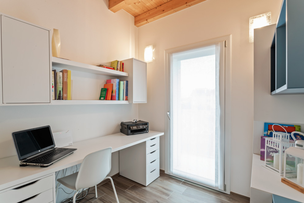 Idéer för små funkis hemmastudior, med vita väggar, klinkergolv i porslin och ett fristående skrivbord