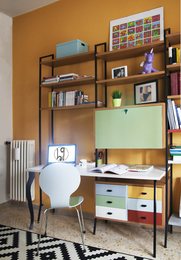 Inspiration för mellanstora 50 tals arbetsrum, med ett bibliotek, orange väggar, marmorgolv, ett inbyggt skrivbord och flerfärgat golv