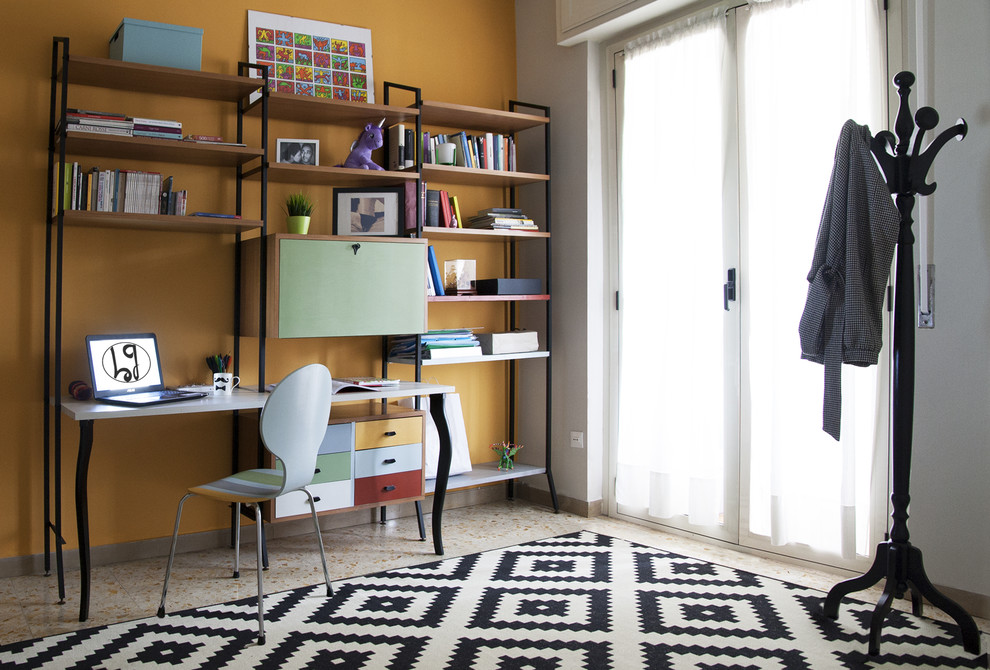 Cette image montre un bureau vintage de taille moyenne avec une bibliothèque ou un coin lecture, un mur orange, un sol en marbre, un bureau intégré et un sol multicolore.