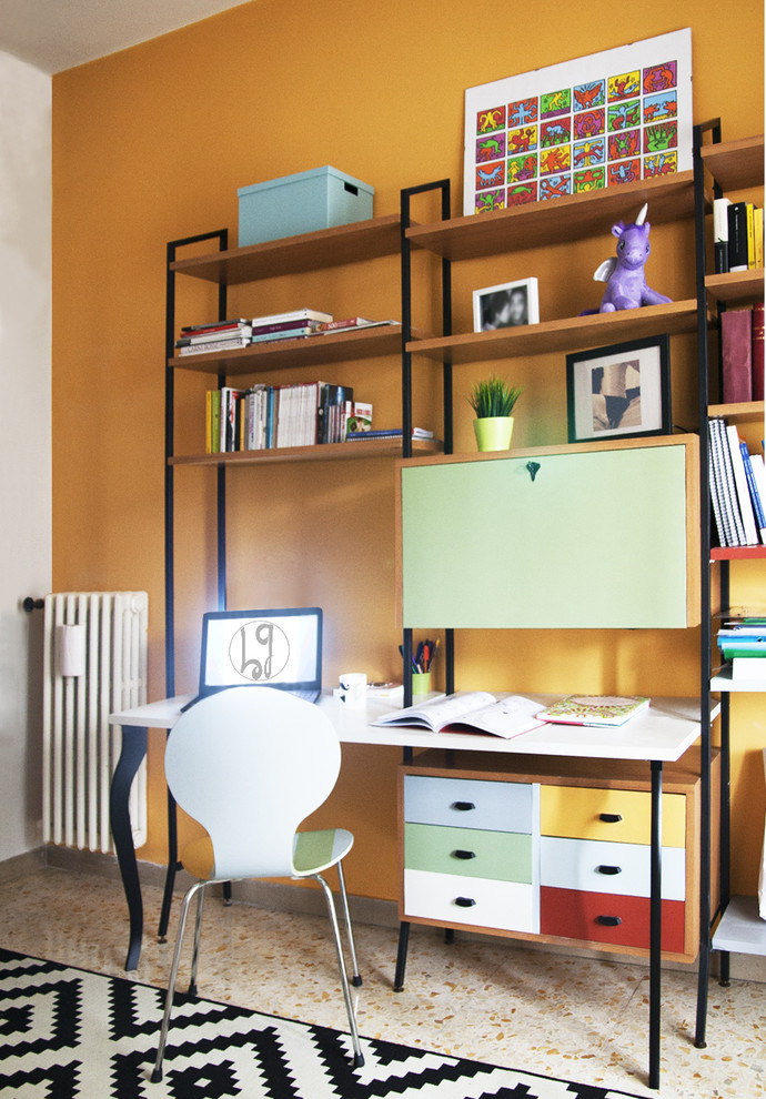 Exemple d'un bureau rétro de taille moyenne avec une bibliothèque ou un coin lecture, un mur orange, un sol en marbre, un bureau intégré et un sol multicolore.