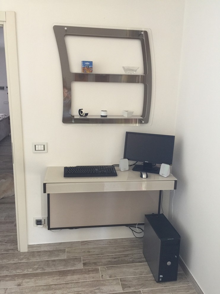 Cette image montre un petit bureau minimaliste avec un mur blanc, un sol en carrelage de porcelaine et un bureau intégré.
