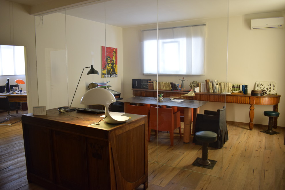 Пример оригинального дизайна: кабинет в стиле фьюжн с отдельно стоящим рабочим столом и коричневым полом