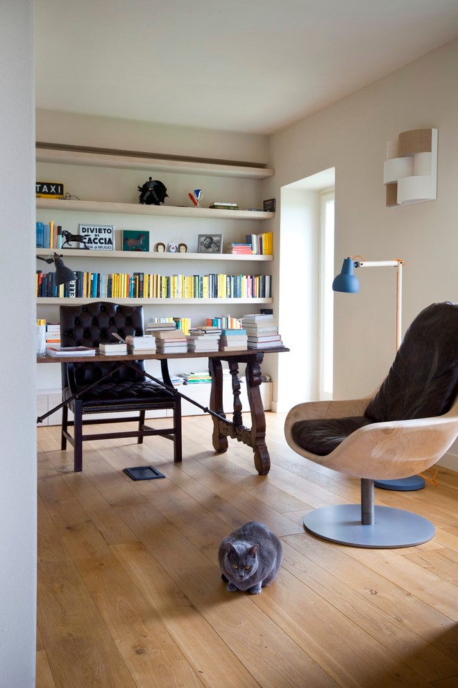 他の地域にあるコンテンポラリースタイルのおしゃれなホームオフィス・書斎 (白い壁、無垢フローリング、暖炉なし、自立型机) の写真