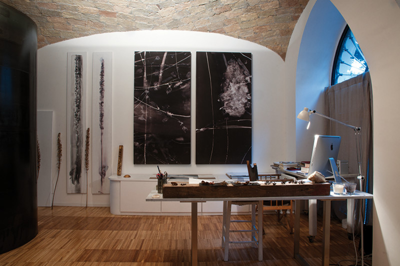 Foto di un atelier design di medie dimensioni con pareti bianche, pavimento in legno massello medio, scrivania autoportante e pavimento marrone