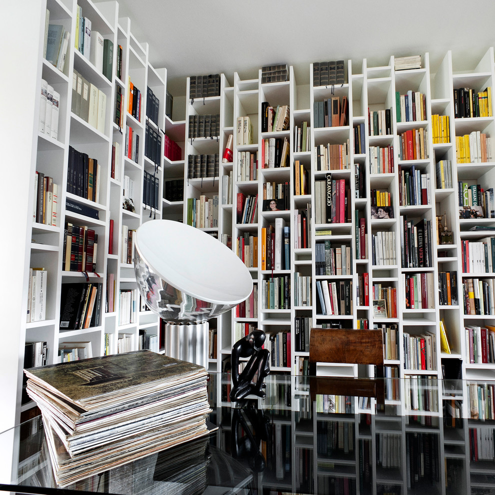 Idee per uno studio moderno di medie dimensioni con libreria, pareti bianche e scrivania autoportante