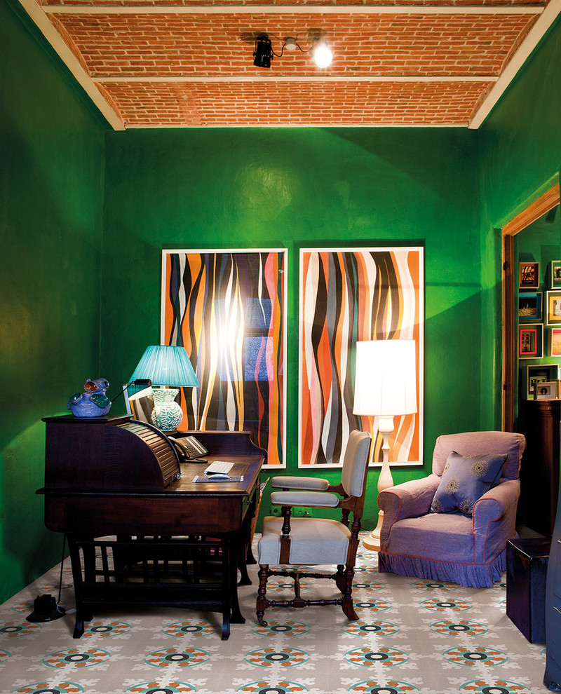 Foto på ett mellanstort retro hemmastudio, med gröna väggar, ett fristående skrivbord och klinkergolv i keramik