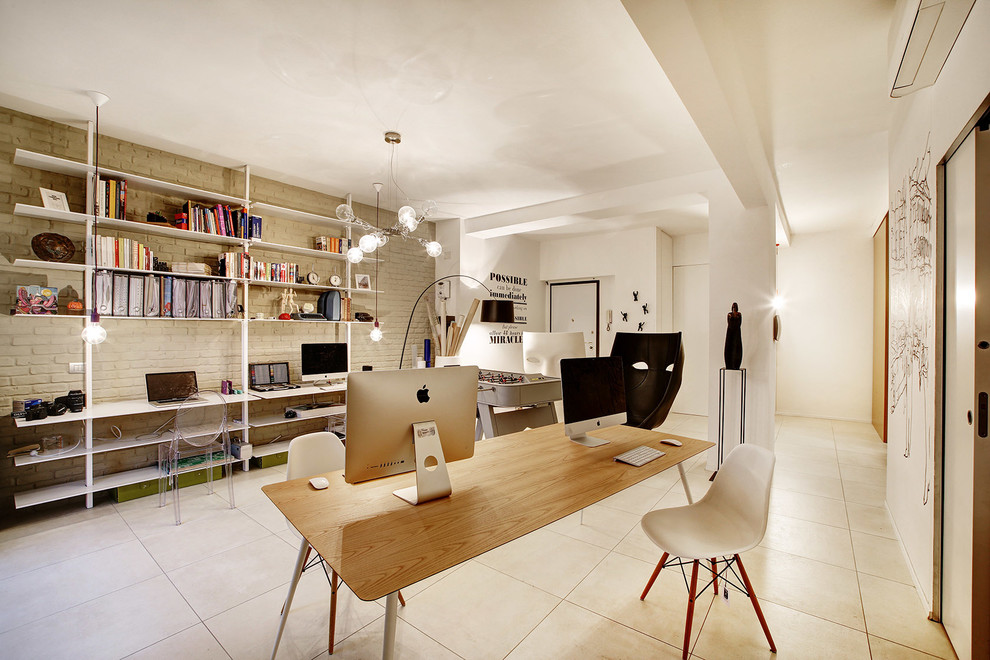 Ejemplo de estudio contemporáneo de tamaño medio con paredes blancas y escritorio independiente
