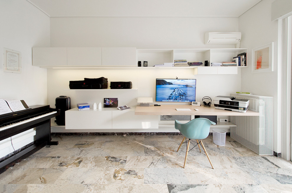Inspiration för mellanstora moderna hemmastudior, med vita väggar och marmorgolv