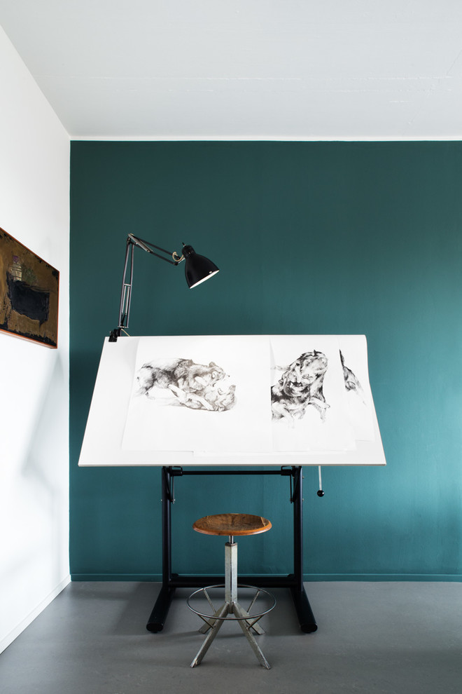 Idee per una stanza da lavoro contemporanea con scrivania autoportante e pareti blu