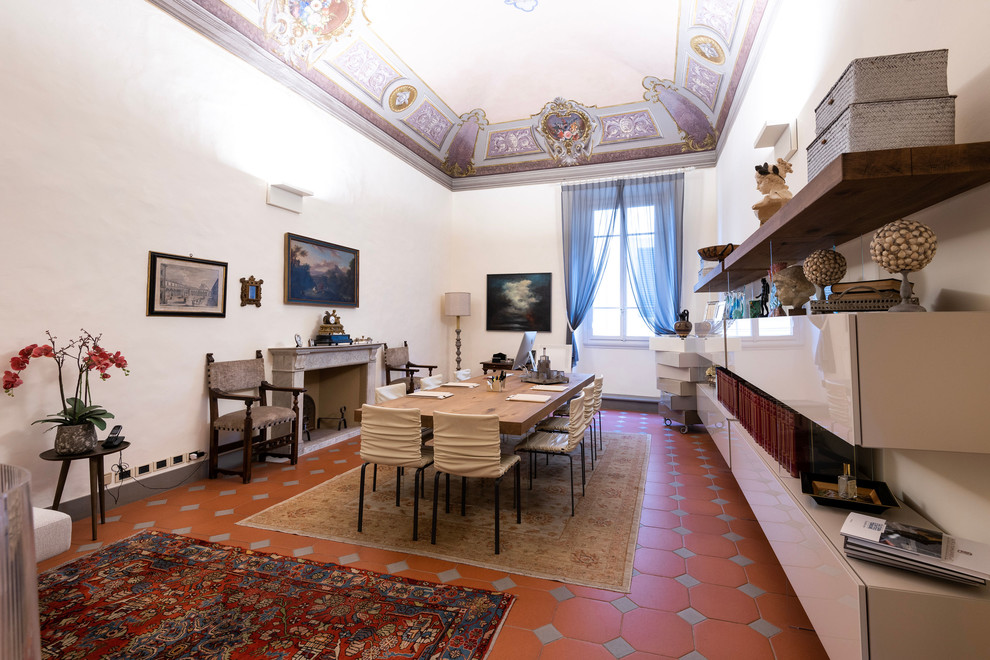 Foto di un grande ufficio moderno con pareti bianche, pavimento in terracotta, camino classico, cornice del camino in cemento, scrivania autoportante e pavimento marrone