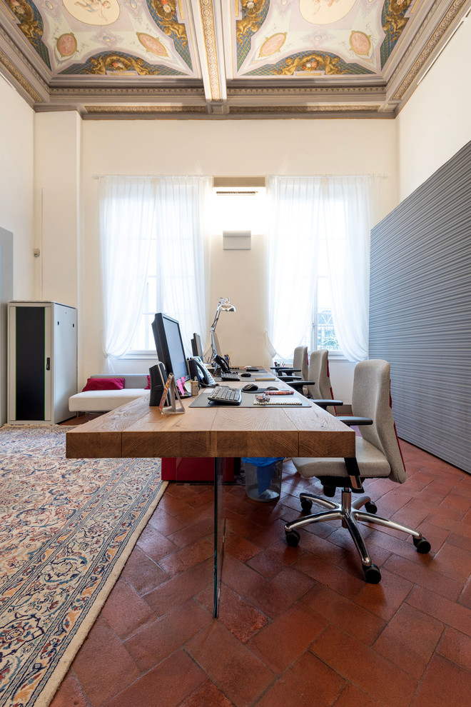 Inspiration pour un grand bureau minimaliste avec un mur blanc, tomettes au sol, un bureau indépendant et un sol marron.