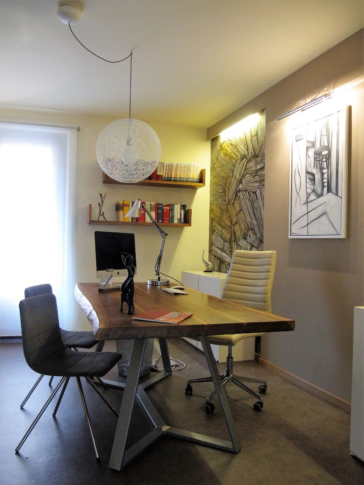 Ispirazione per un ufficio contemporaneo di medie dimensioni con pareti grigie, pavimento in cemento, scrivania autoportante e pavimento grigio