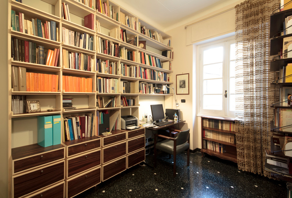 Idéer för att renovera ett mellanstort funkis hemmastudio, med beige väggar