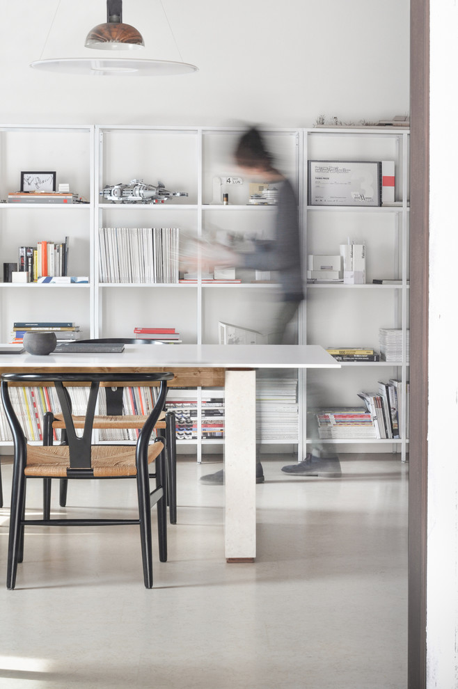 Идея дизайна: кабинет в современном стиле с белыми стенами, отдельно стоящим рабочим столом и белым полом