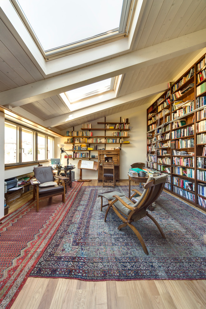 Mittelgroßes Klassisches Arbeitszimmer mit Studio, braunem Holzboden und weißer Wandfarbe in Mailand