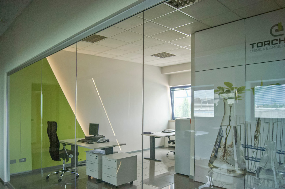 Foto de despacho moderno grande con paredes verdes, escritorio independiente y suelo gris