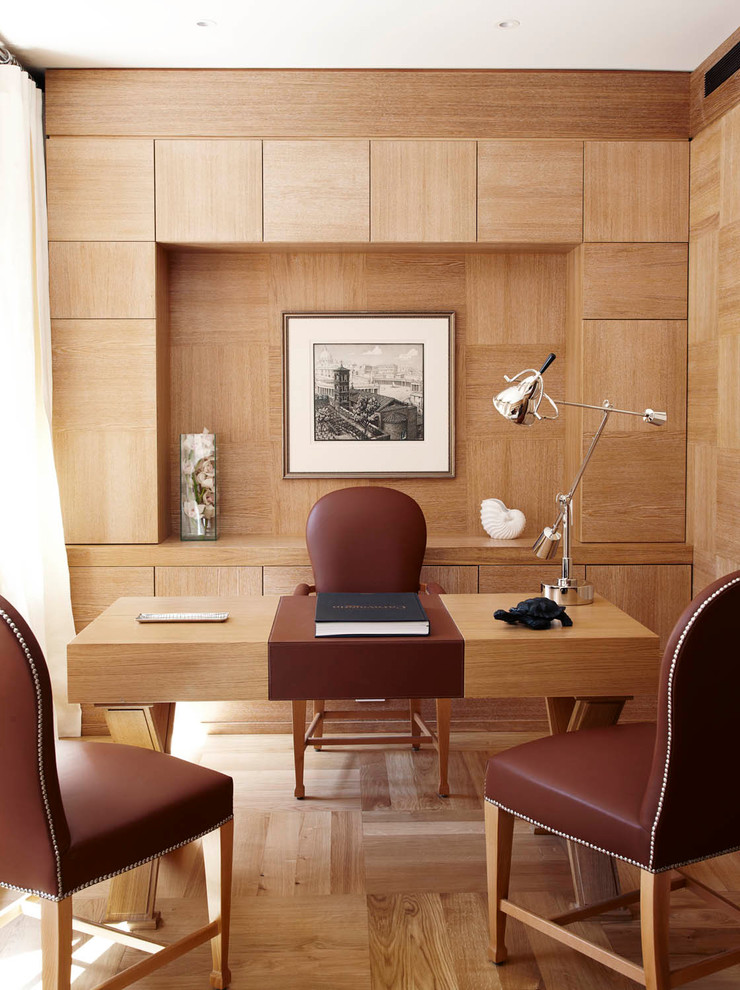 Ispirazione per un ufficio tradizionale con pavimento in legno massello medio, scrivania autoportante, pavimento marrone e pareti beige