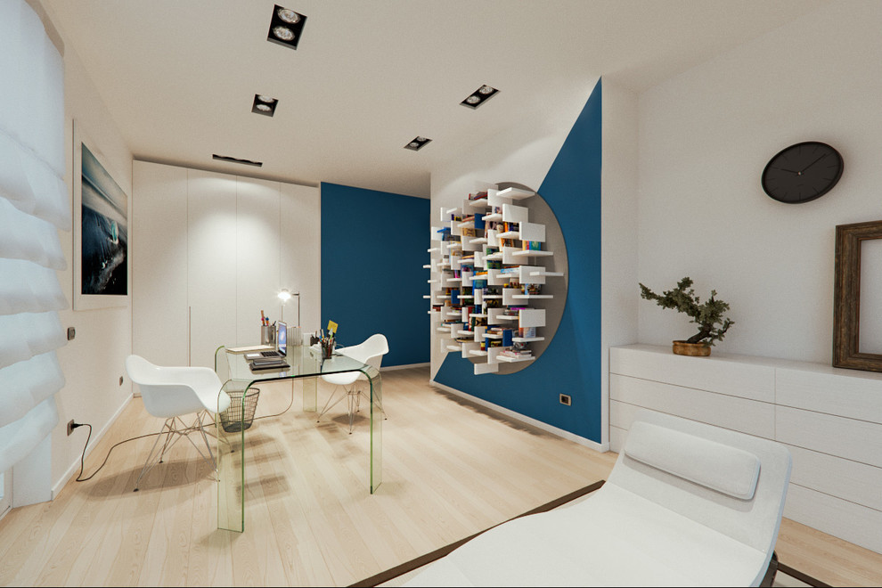 Bild på ett stort funkis arbetsrum, med ett bibliotek, flerfärgade väggar, ljust trägolv och ett fristående skrivbord