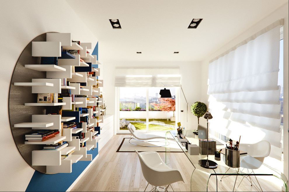 Inspiration för stora moderna arbetsrum, med ett bibliotek, flerfärgade väggar, ljust trägolv och ett fristående skrivbord