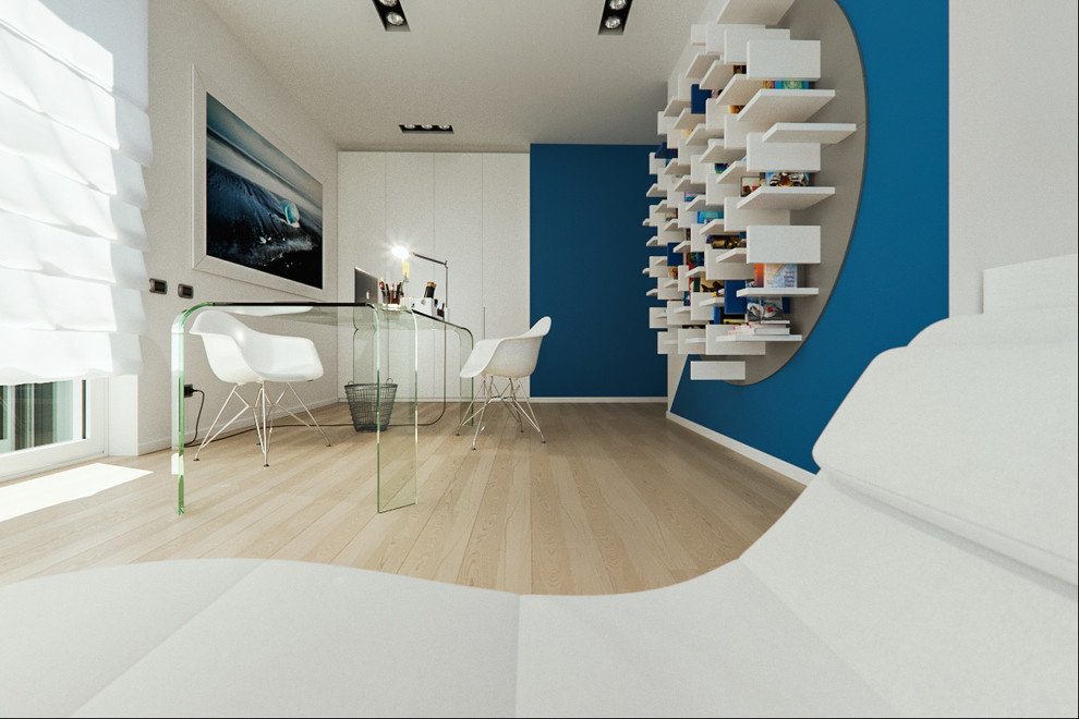 Modelo de despacho contemporáneo grande con biblioteca, paredes multicolor, suelo de madera clara, escritorio independiente y suelo beige