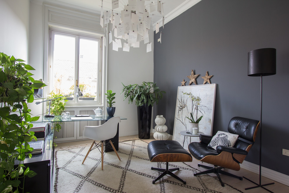 Idéer för att renovera ett skandinaviskt hemmastudio, med ett fristående skrivbord, vita väggar, laminatgolv och beiget golv