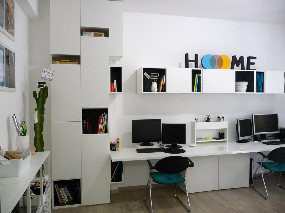 Ispirazione per un ufficio scandinavo di medie dimensioni con pareti bianche, pavimento in legno verniciato e pavimento beige