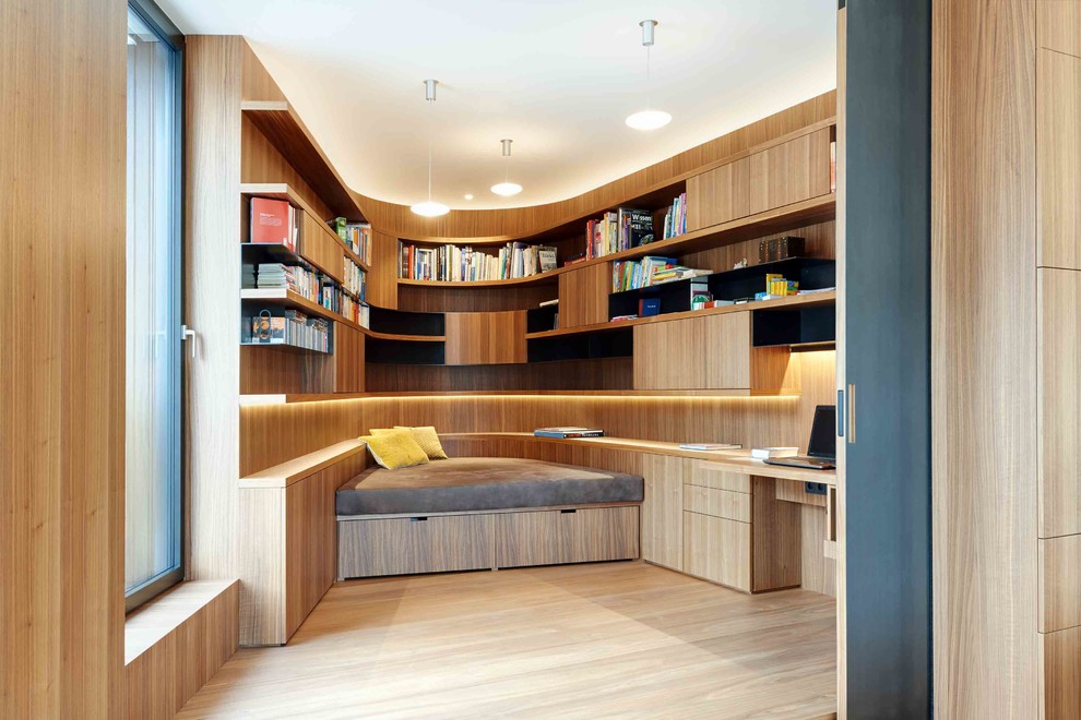 Cette image montre un bureau design avec un mur marron et un bureau intégré.
