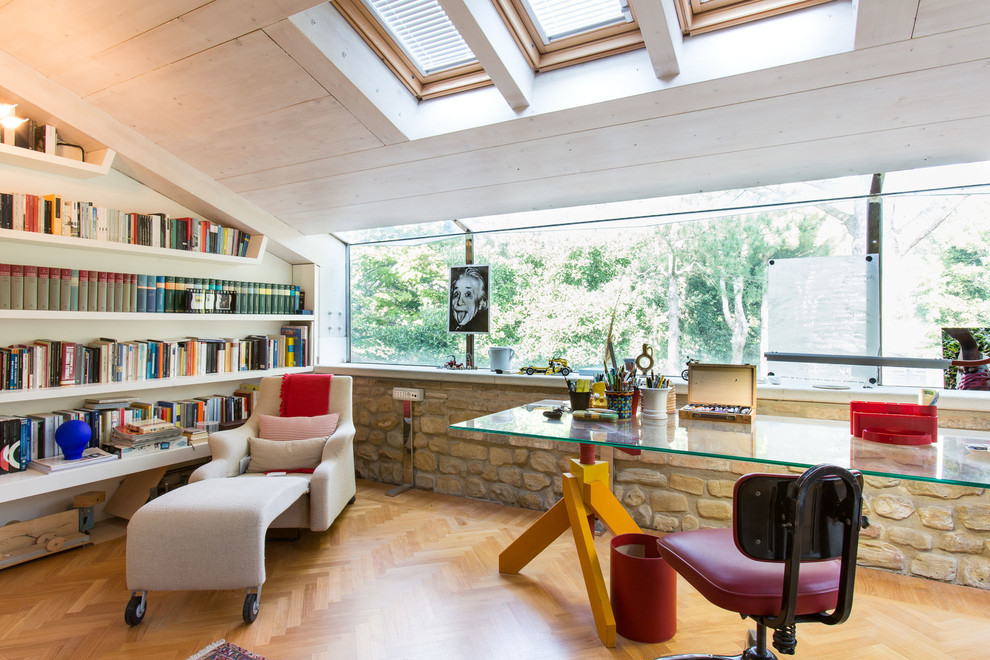 Mediterranes Lesezimmer ohne Kamin mit braunem Holzboden und freistehendem Schreibtisch in Bologna