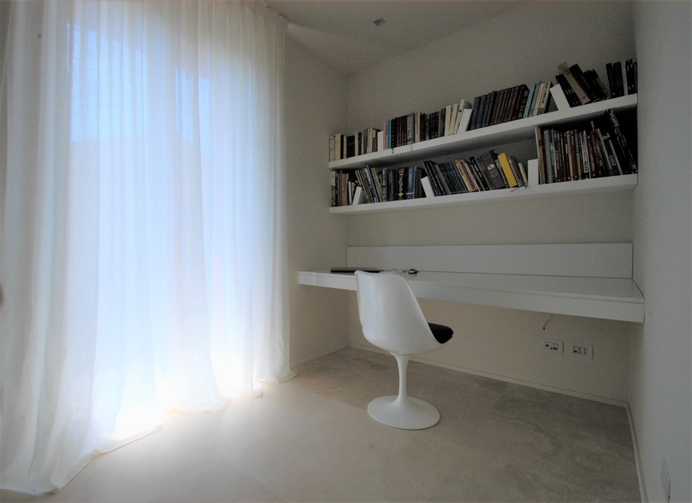 Ispirazione per uno studio design di medie dimensioni con libreria, pareti bianche, pavimento in marmo, scrivania incassata e pavimento beige